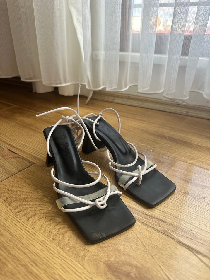 Emoyra marka, Beyaz Elastik Bağcıklı Topuklu Sandalet - Görsel 3