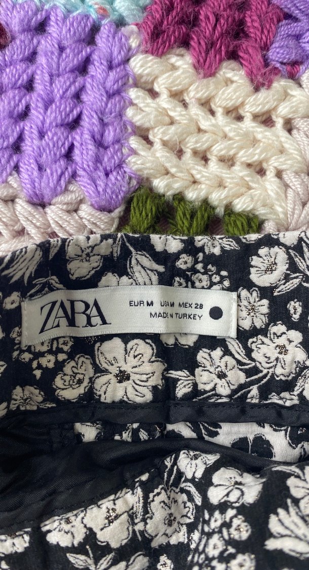 Çiçek Desenli Dantel Detaylı Mini Triko şort - Görsel 2