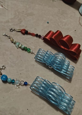 mavi kurdeleli charmlı toka - Görsel 4