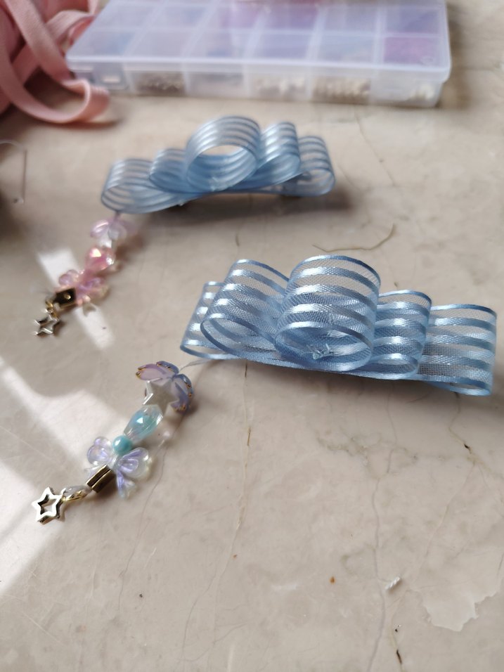 mavi kurdeleli charmlı toka - Görsel 2