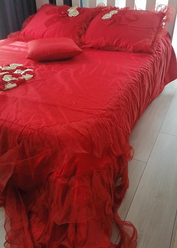 İşlemeli Parlak Kırmızı Yatak Örtüsü - Görsel 7