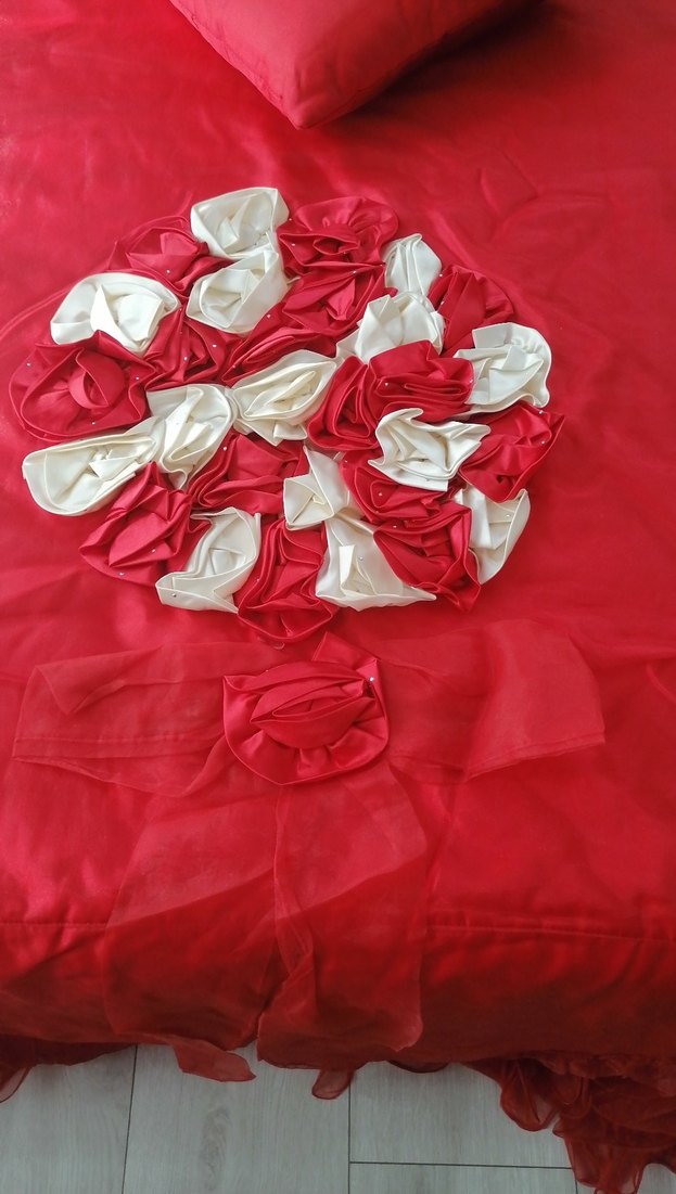 İşlemeli Parlak Kırmızı Yatak Örtüsü - Görsel 3