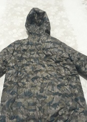 Kapüşonlu Kamuflaj Desenli Erkek Çocuk Mont - Görsel 3