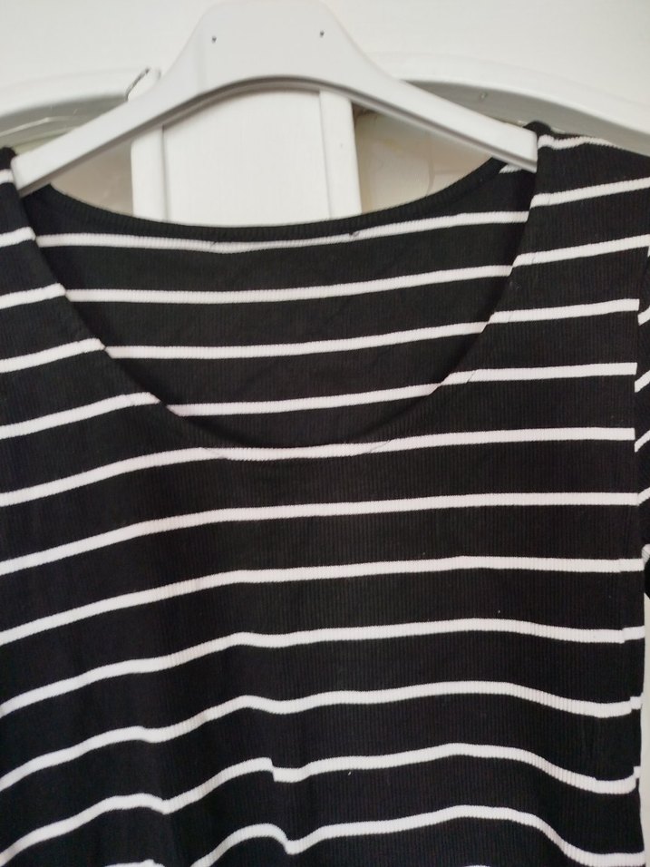 Çizgili Siyah Tişörtü - Görsel 3