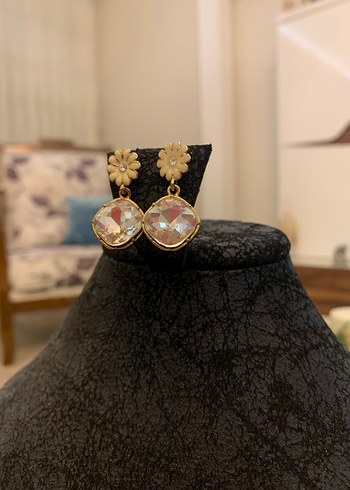 Altın Renkli Çiçekli Mini Küpe - Görsel 2