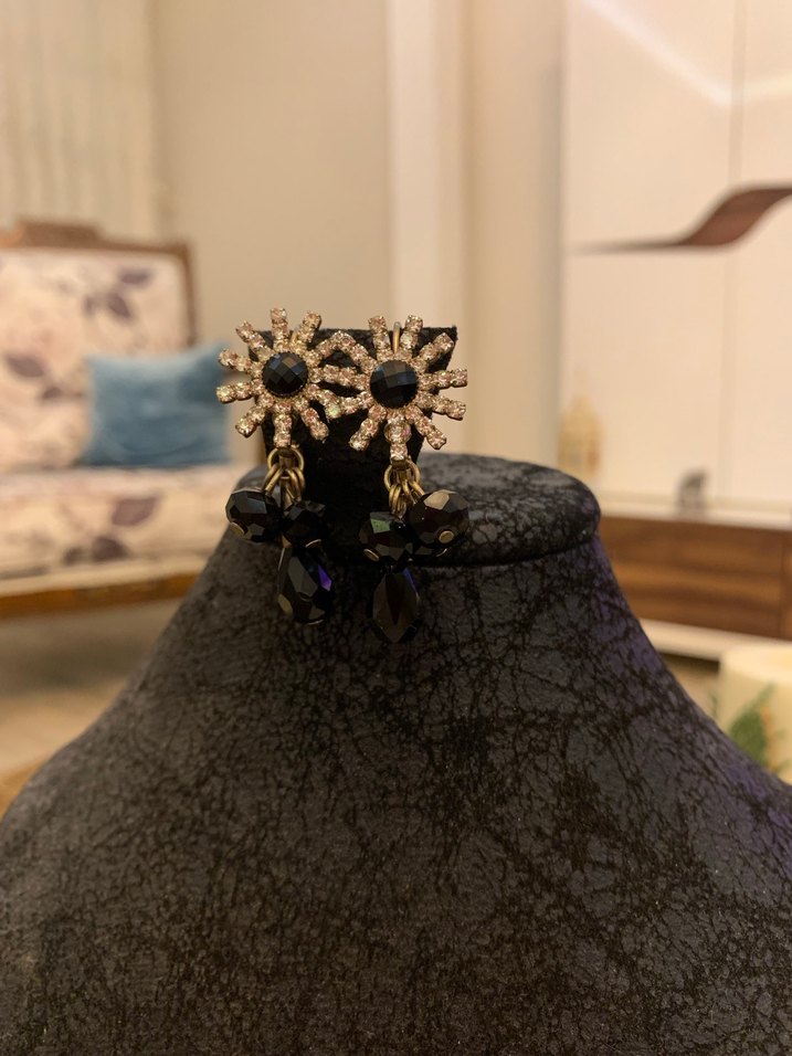 Siyah Mini Boncuklu Çiçek Küpe - Görsel 2
