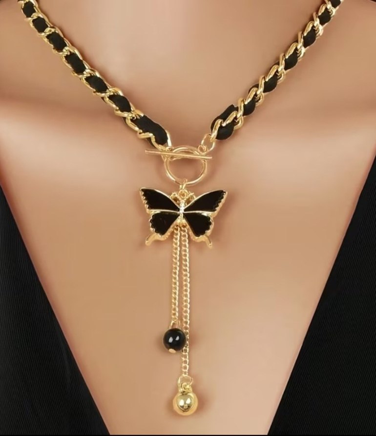Zincir Detaylı Altın Renk Kelebek Kolye - Görsel 2