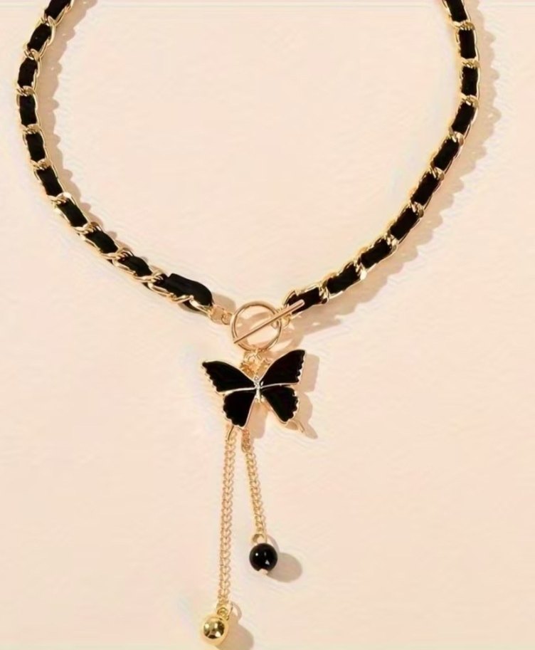 Zincir Detaylı Altın Renk Kelebek Kolye - Görsel 3