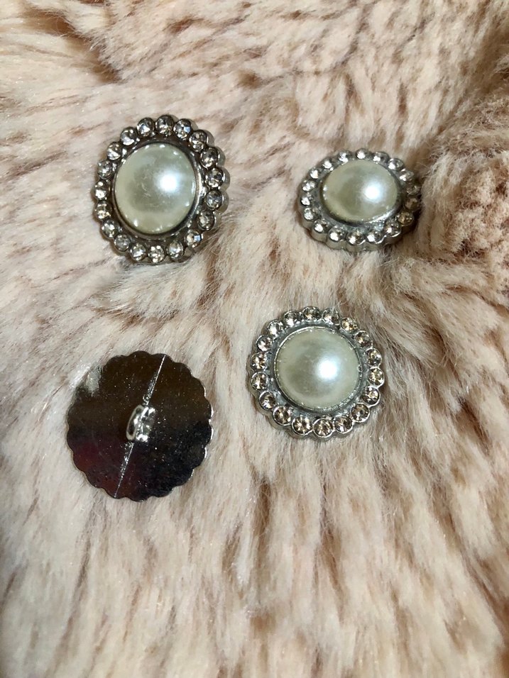 İncili Düğmler - Görsel 2