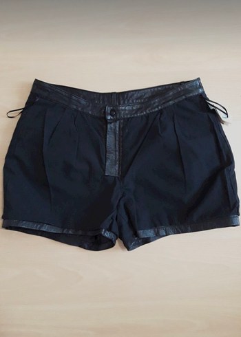 Kadın Siyah Deri Kemerli Mini Şort - Görsel 4