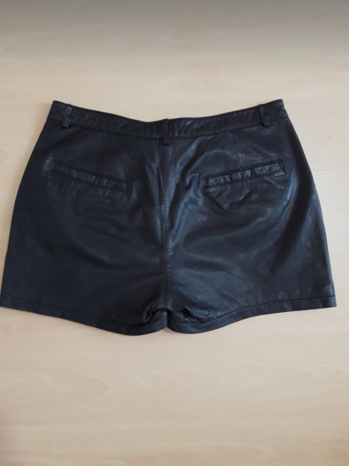 Kadın Siyah Deri Kemerli Mini Şort - Görsel 3