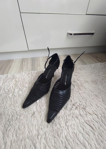 Siyah Deri Tokalı İnce Topuklu Kadın Ayakkabı - Görsel 2