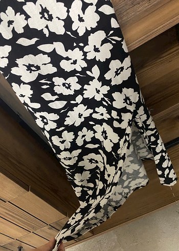 Beyaz Siyah Çiçekli Uzun Askılı Elbise - Görsel 2