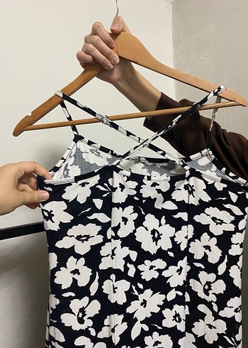 Beyaz Siyah Çiçekli Uzun Askılı Elbise - Görsel 3