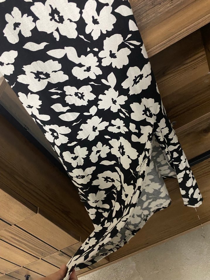 Beyaz Siyah Çiçekli Uzun Askılı Elbise - Görsel 2