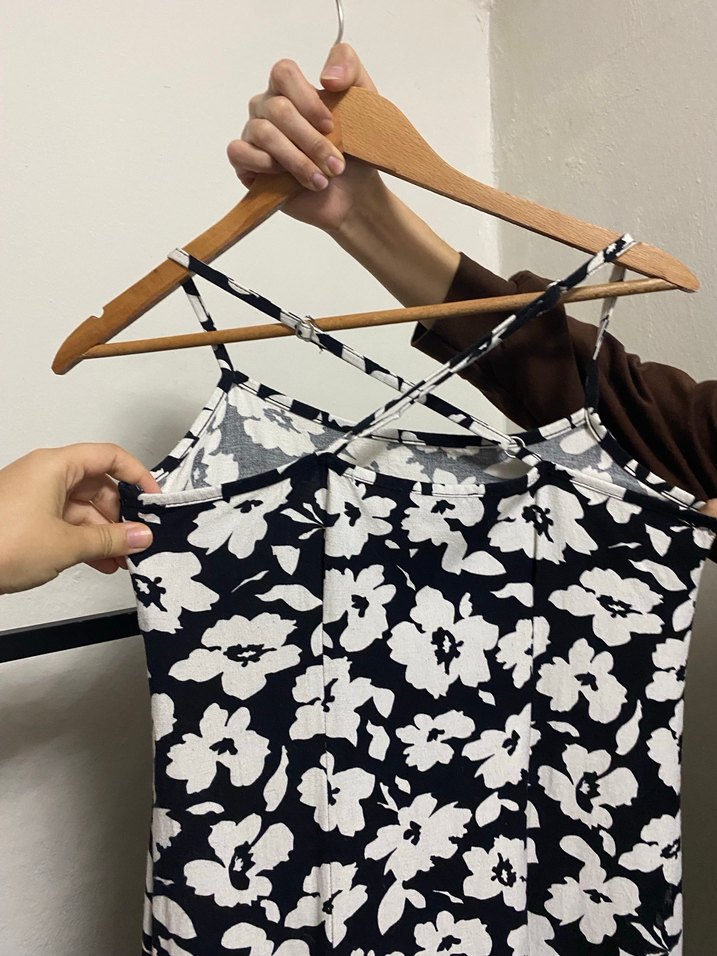 Beyaz Siyah Çiçekli Uzun Askılı Elbise - Görsel 3