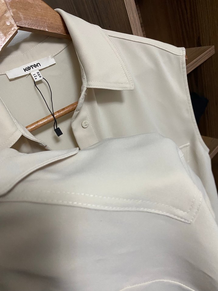 Bej Düğmeli Kolsuz Kadın Gömlek - Görsel 4