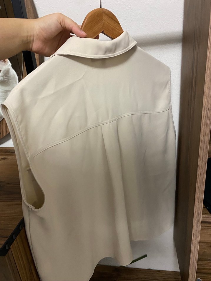 Bej Düğmeli Kolsuz Kadın Gömlek - Görsel 5