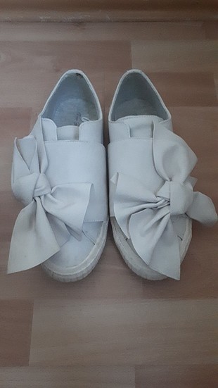 Fiyonk detaylı beyaz ayakkabı 