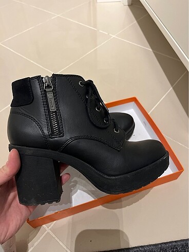 37 Beden siyah Renk bershka topuklu bot