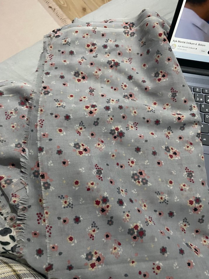Gri Çiçek Desenli şal - Görsel 2