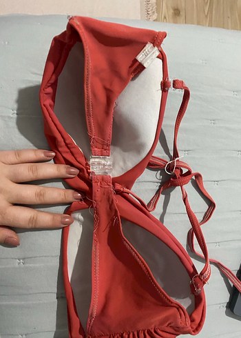Kırmızı Parlak Strappy Bikini Üstü - Görsel 2
