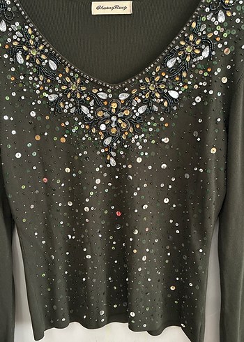 Pul İşlemeli Siyah V Yaka Uzun Kollu Bluz - Görsel 2