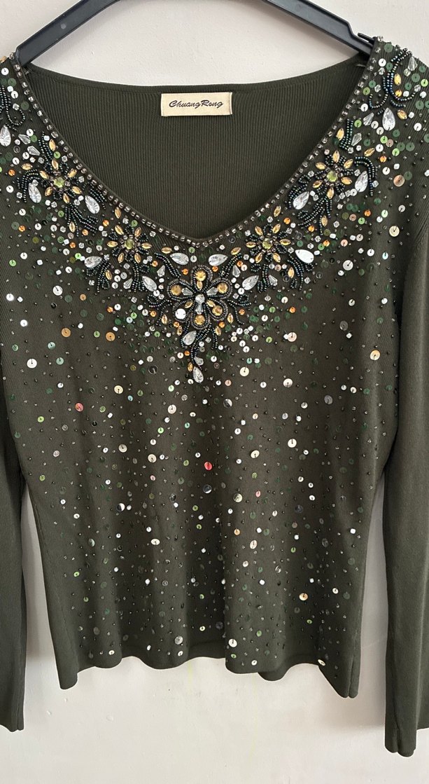 Pul İşlemeli Siyah V Yaka Uzun Kollu Bluz - Görsel 2