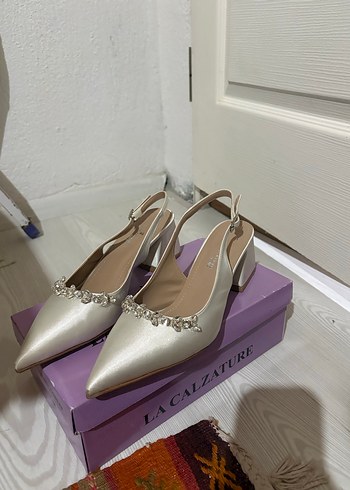 İnci İşlemeli Beyaz Topuklu Kadın Ayakkabı - Görsel 4