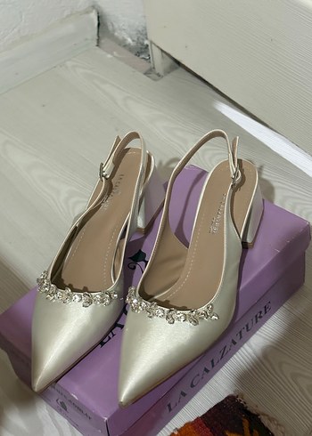 İnci İşlemeli Beyaz Topuklu Kadın Ayakkabı - Görsel 3