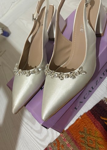 İnci İşlemeli Beyaz Topuklu Kadın Ayakkabı - Görsel 2