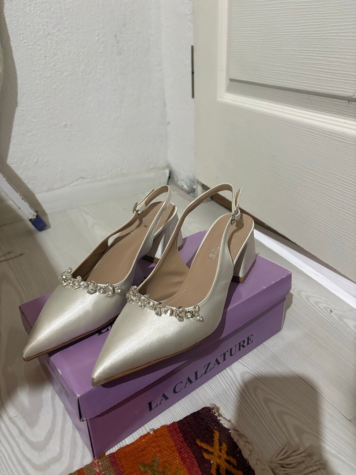 İnci İşlemeli Beyaz Topuklu Kadın Ayakkabı - Görsel 4