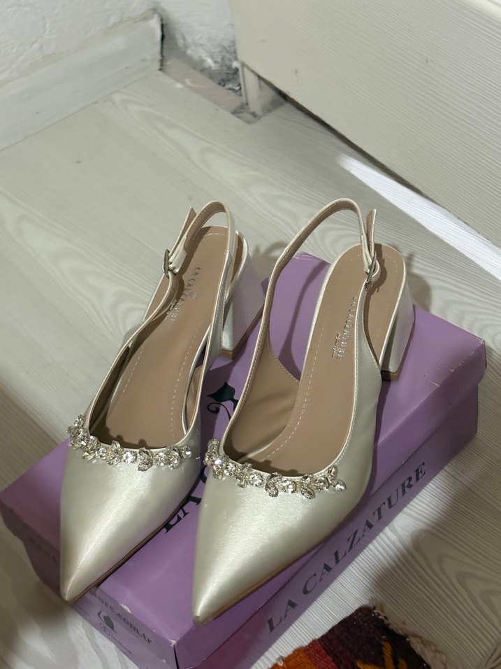 İnci İşlemeli Beyaz Topuklu Kadın Ayakkabı - Görsel 3