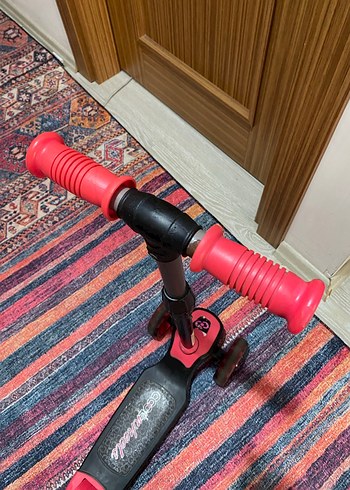 Çocuklar için renkli pembe scooter - Görsel 3