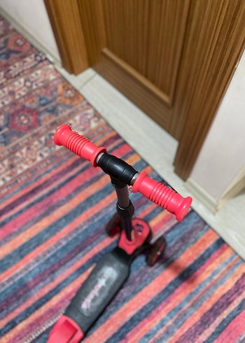 Çocuklar için renkli pembe scooter - Görsel 9