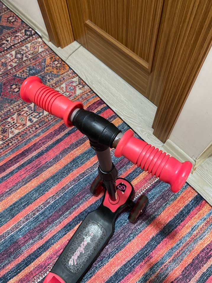 Çocuklar için renkli pembe scooter - Görsel 3