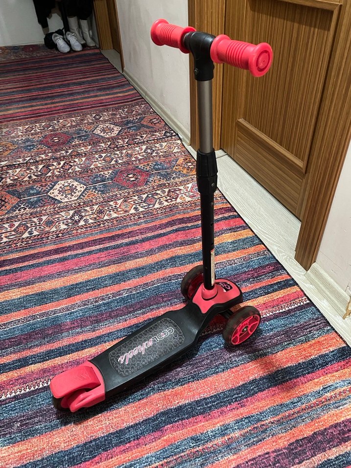 Çocuklar için renkli pembe scooter - Görsel 4