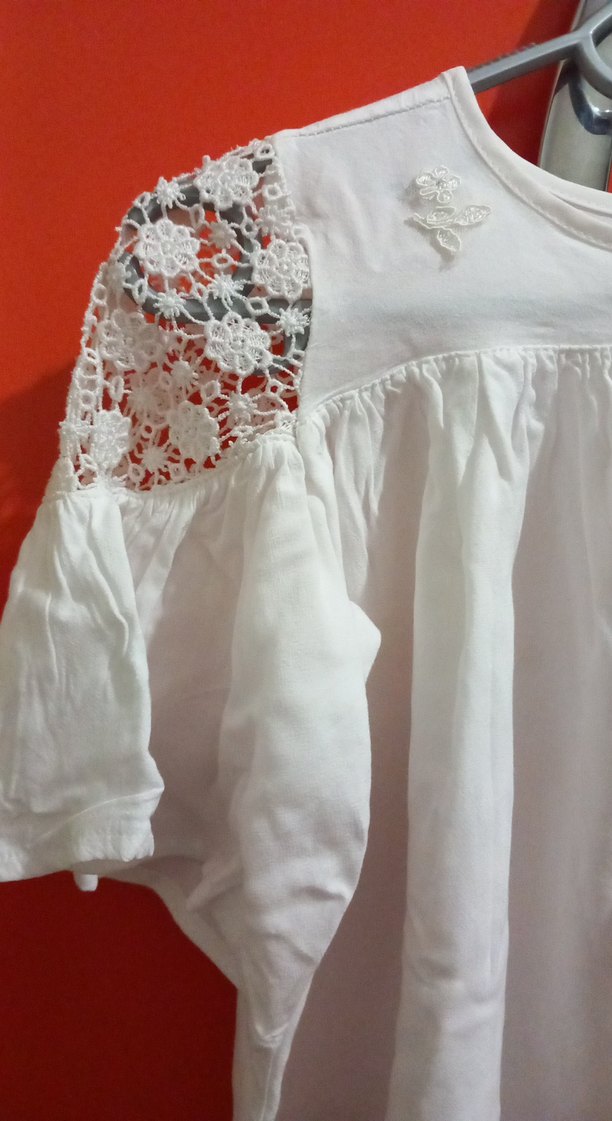 Düğmeli Beyaz dantel detaylı çoçuk gömlek - Görsel 2