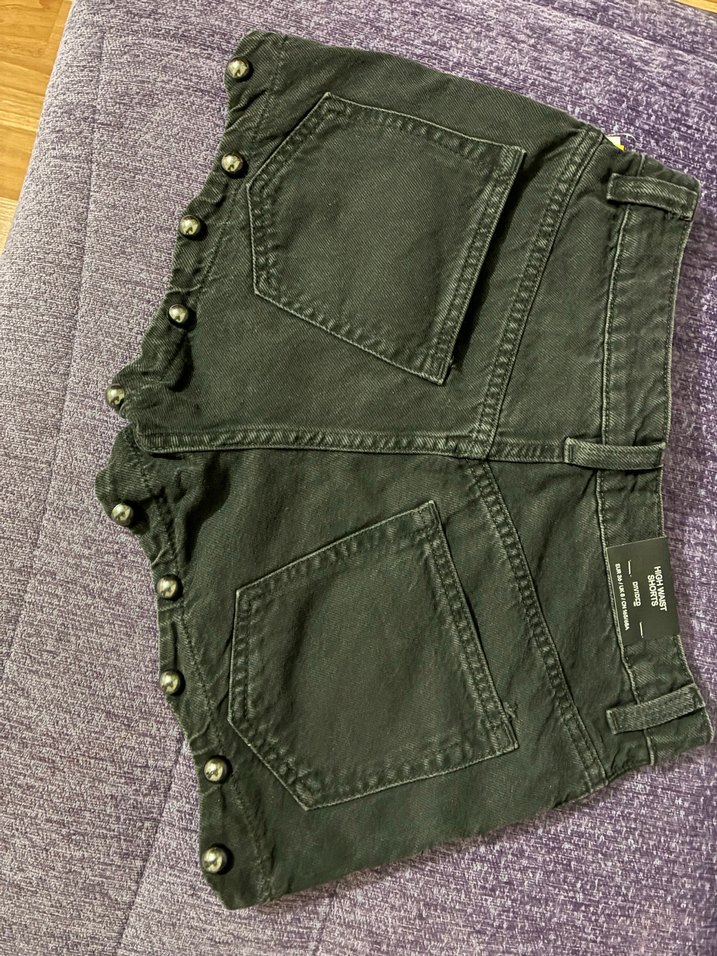 H&M Siyah Mini Zımbalı Kot Şort - Görsel 5