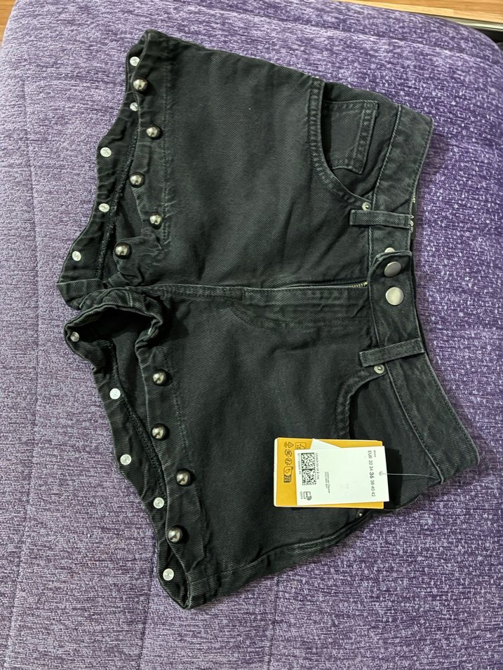 H&M Siyah Mini Zımbalı Kot Şort - Görsel 4