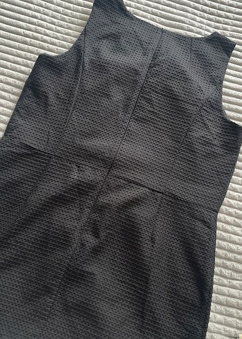 Siyah Piliseli Yüksek Yakalı Kolsuz Midi Elbise - Görsel 4