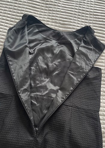 Siyah Piliseli Yüksek Yakalı Kolsuz Midi Elbise - Görsel 5