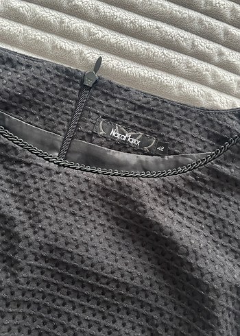 Siyah Piliseli Yüksek Yakalı Kolsuz Midi Elbise - Görsel 3