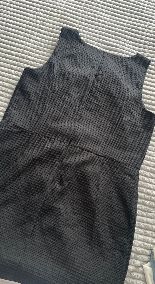 Siyah Piliseli Yüksek Yakalı Kolsuz Midi Elbise - Görsel 4