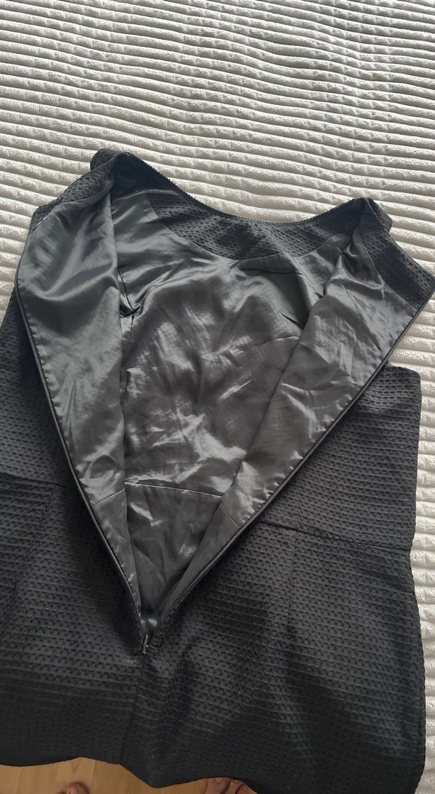 Siyah Piliseli Yüksek Yakalı Kolsuz Midi Elbise - Görsel 5