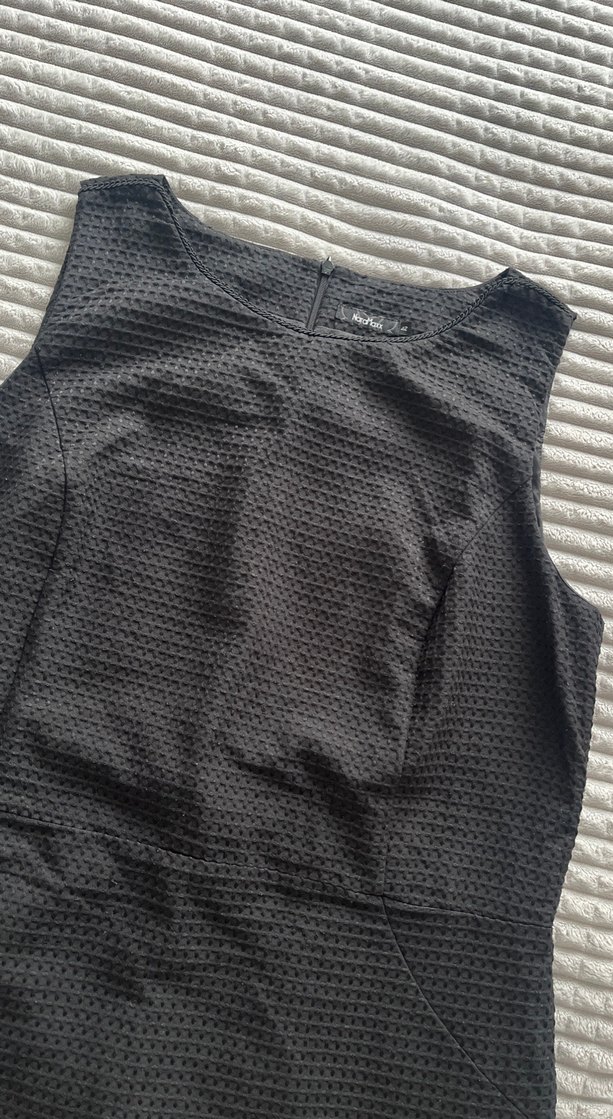 Siyah Piliseli Yüksek Yakalı Kolsuz Midi Elbise - Görsel 2