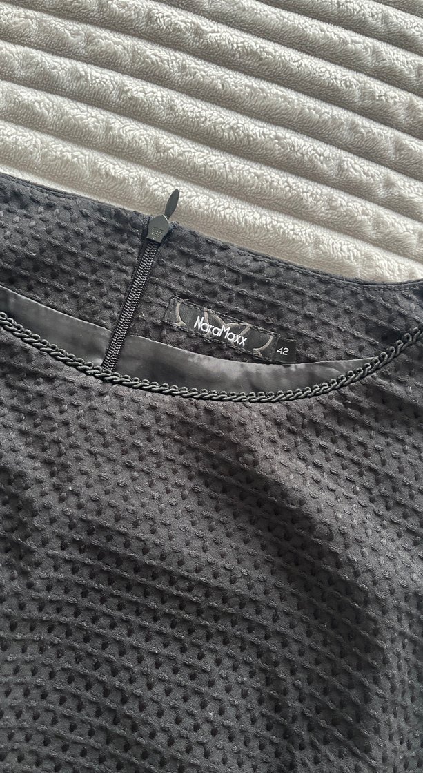 Siyah Piliseli Yüksek Yakalı Kolsuz Midi Elbise - Görsel 3