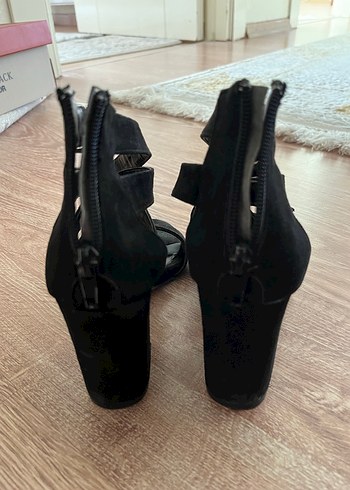 Siyah Süet Tokalı Blok Topuklu Kadın Ayakkabı - Görsel 4