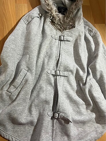 gri kürklü şapkalı panço - Görsel 2