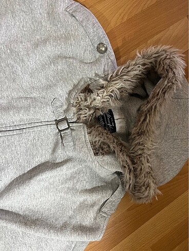 gri kürklü şapkalı panço - Görsel 3